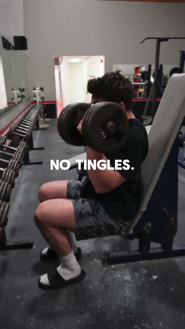 Athlete curling in the gym — No Tingles